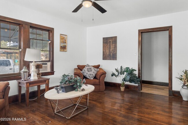 Foto del edificio - 213 NE Railroad Ave