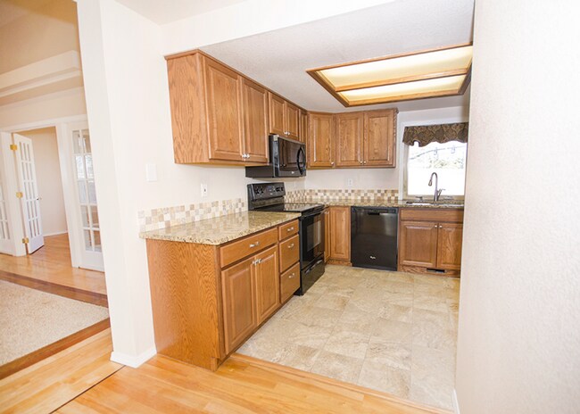 Building Photo - Beautiful 4 bedroom Single Level Home with Hard Wood Floors _ Pet Friendly!