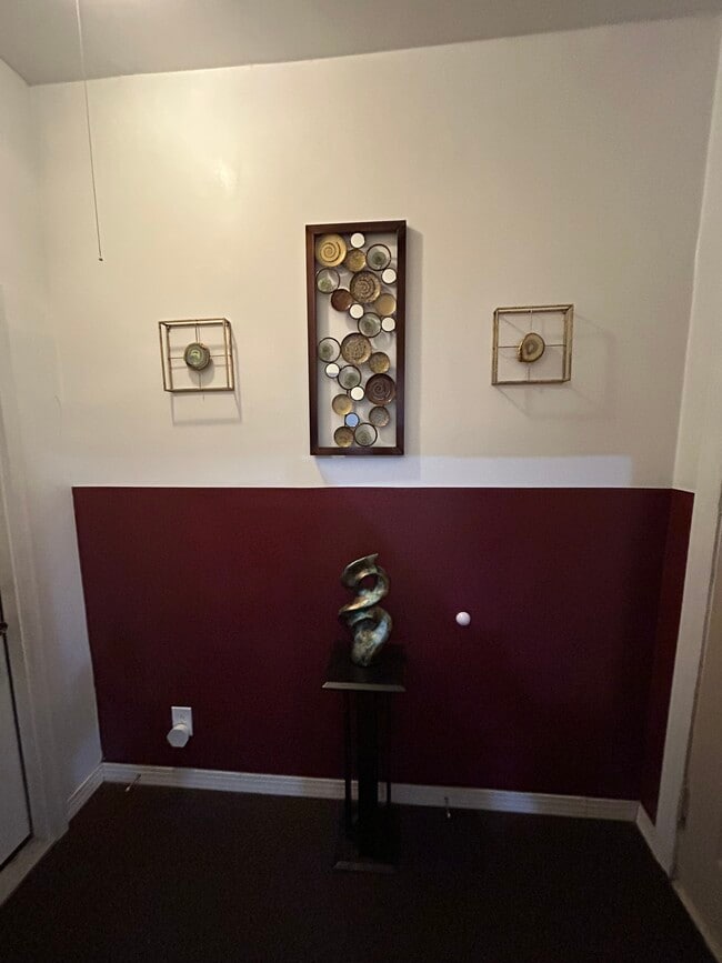 Front entry hallway - 6630 S Ingleside Ave