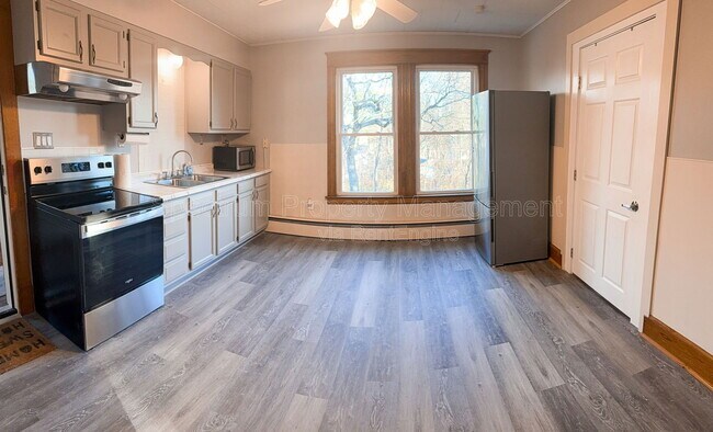 Foto del edificio - 584 Pleasant St