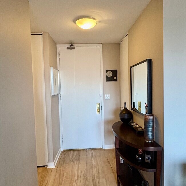 Foto del edificio - 655 W Irving Park Rd