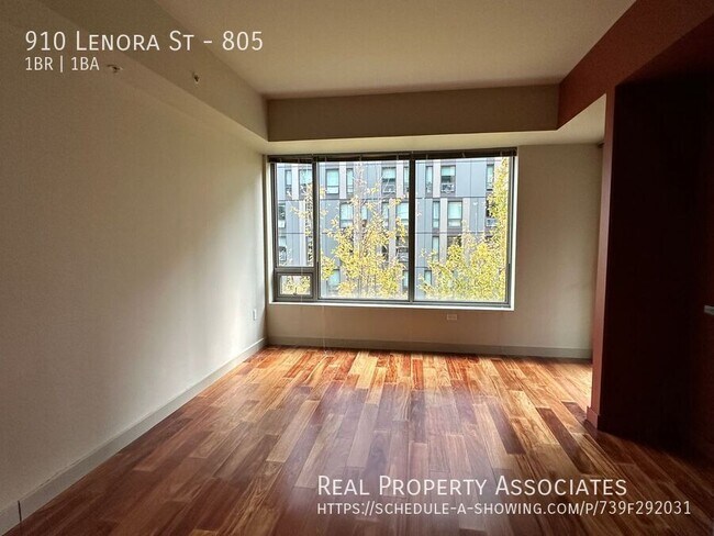 Photo - 910 Lenora St House