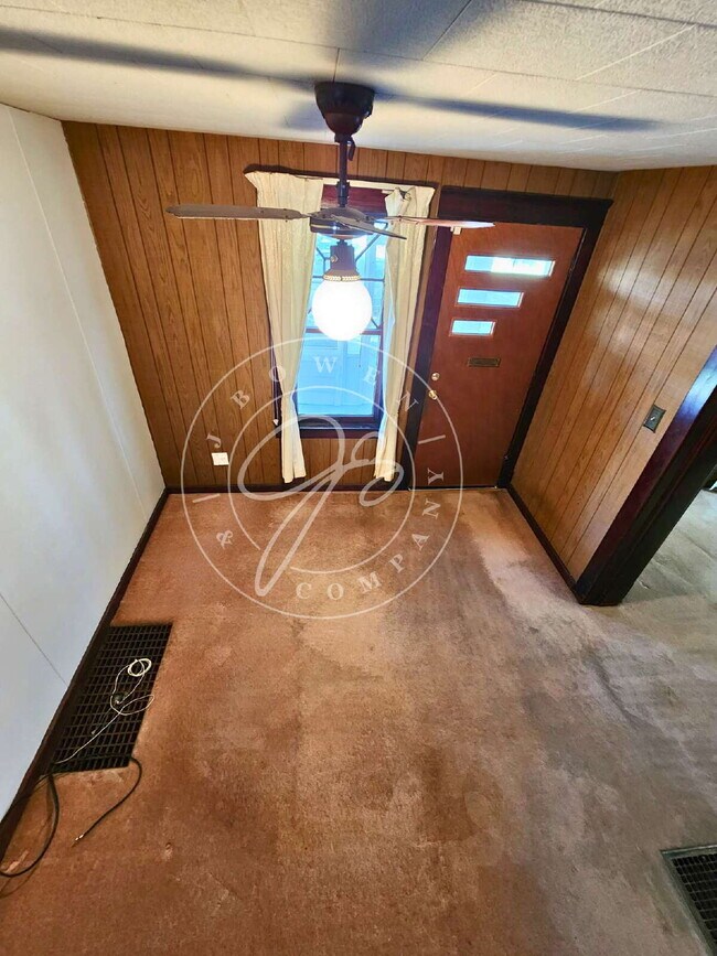 Building Photo - 4 bed 2 bath with 1st floor bedroom and ba...