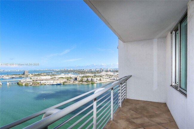 Foto del edificio - 335 S Biscayne Blvd