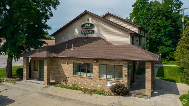 Building Photo - 914 Douglas St