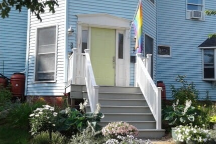 Covered Entryway/Shared Mudroom Inside l - 39 Higgins St