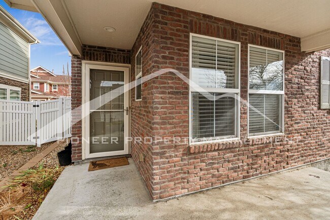 Building Photo - Charming Townhouse with Washer/Dryer and C...