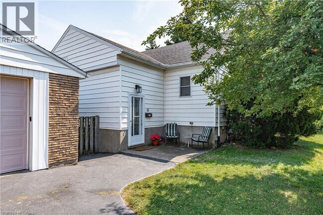 Photo du bâtiment - 13 Craig Blvd