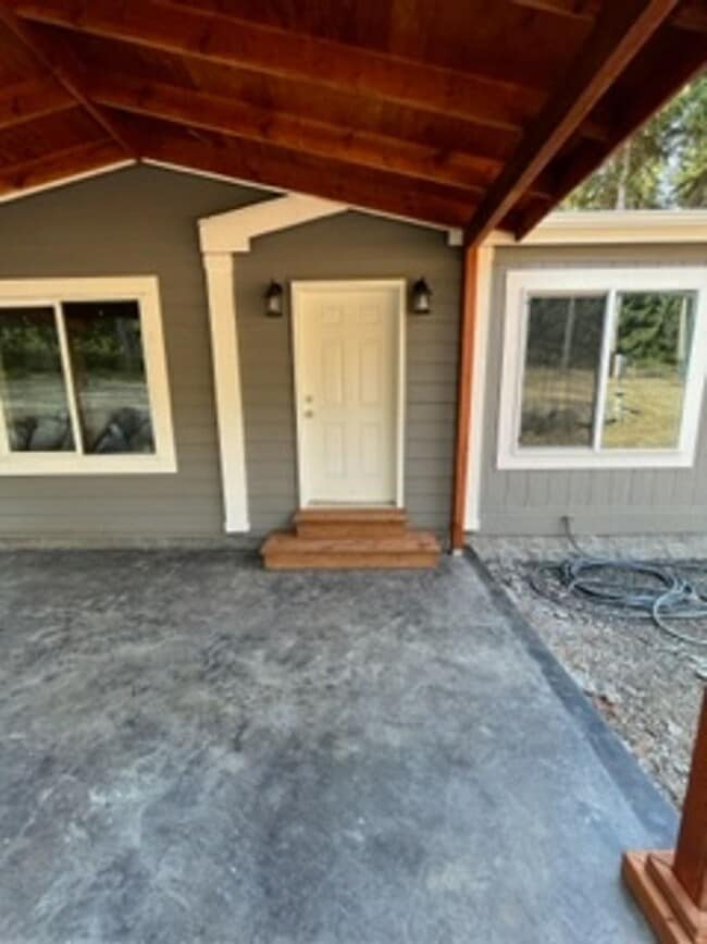 Building Photo - 3 bedroom, 2 bath home in beautiful countr...