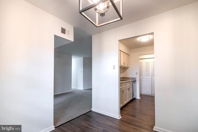Building Photo - 3324 Valley Dr