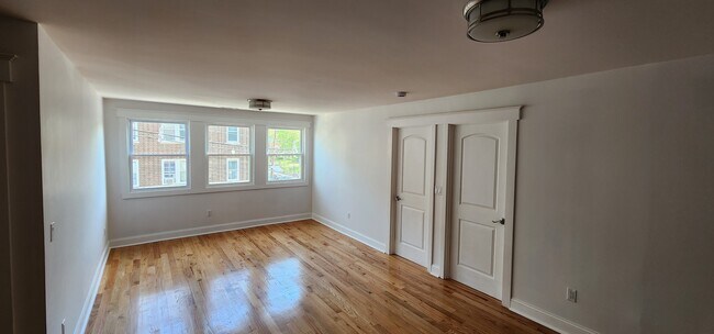 Building Photo - 5 Poplar St