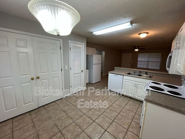 Foto del edificio - 6216 Crystal Dr