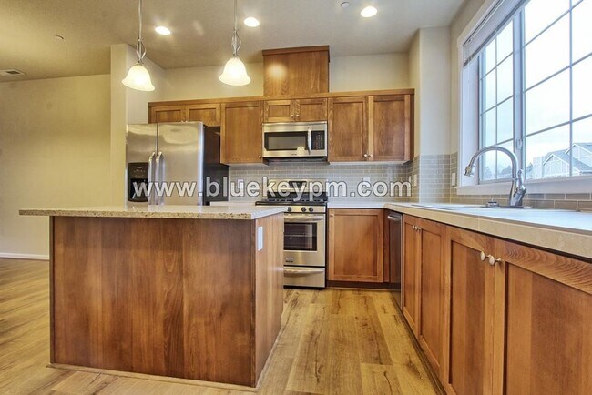 Foto del edificio - 2 Bed, 2.5 Baths Tri-Level Townhome with Open Office in Sherwood