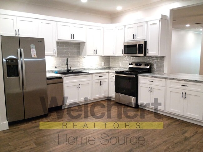 Building Photo - Stylish Downtown 2-Bedroom with Modern Upd...