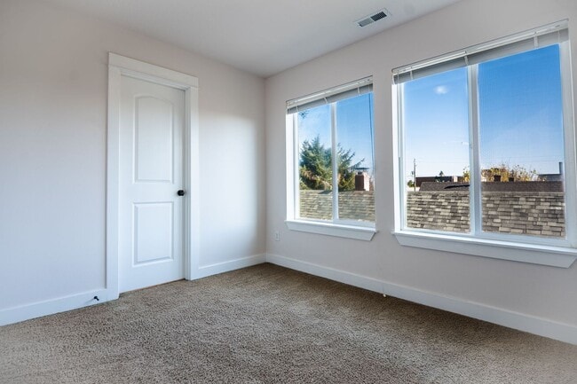 Building Photo - Remodeled 3/2.5 Townhomes
