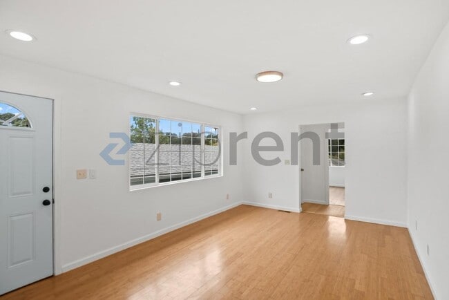 Building Photo - Unit