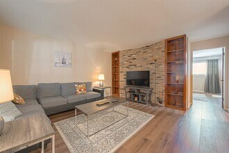 Building Photo - 2201 Fountain View Dr