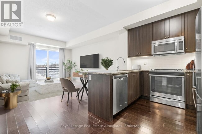 Building Photo - 3170 Erin Mills Pkwy