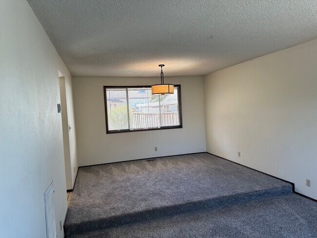 Building Photo - Large 3 bedroom 2.5 bath duplex with a gar...