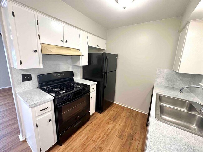 Building Photo - 8109 Georgian Dr