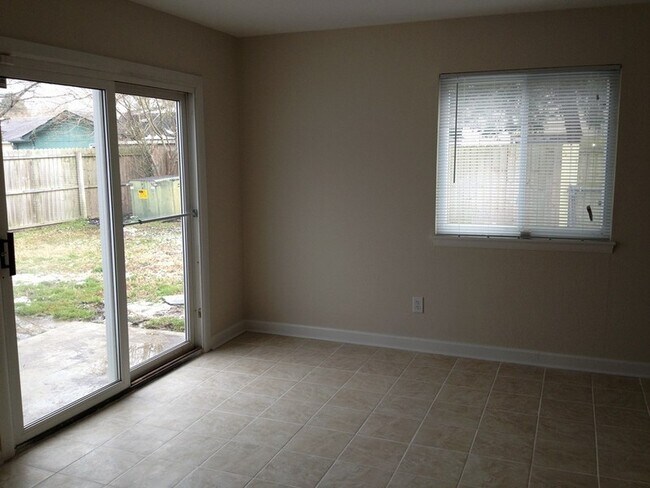 Building Photo - 3 Bedroom End Unit Townhome in Virginia Beach