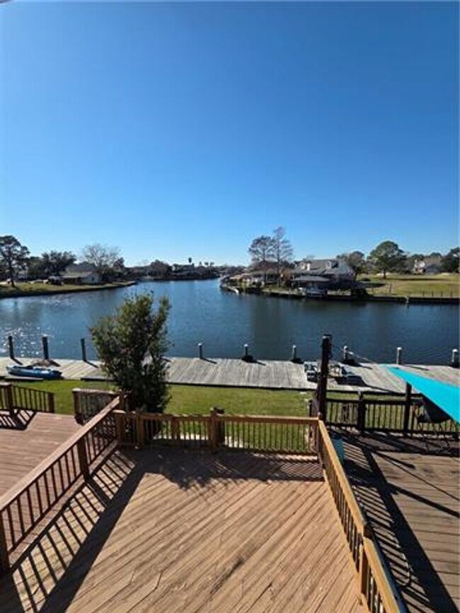 Building Photo - Water Front Condo