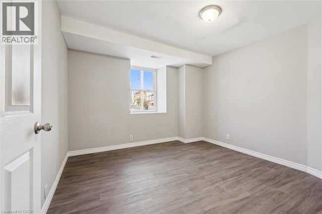 Building Photo - 906 King St E