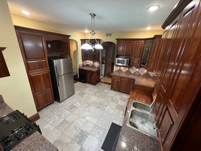 Cocina - 3457 Arsenal St