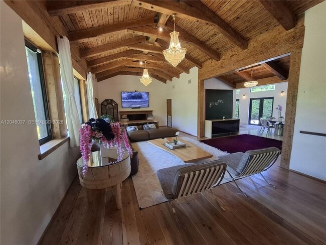 Foto del edificio - 6350 Pine Tree Dr
