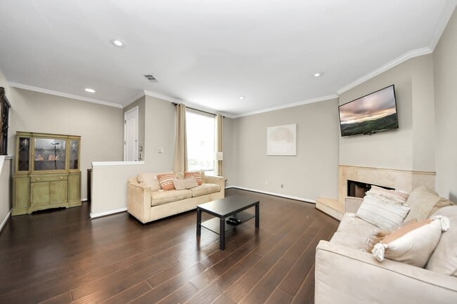 Building Photo - 1112 Bering Dr