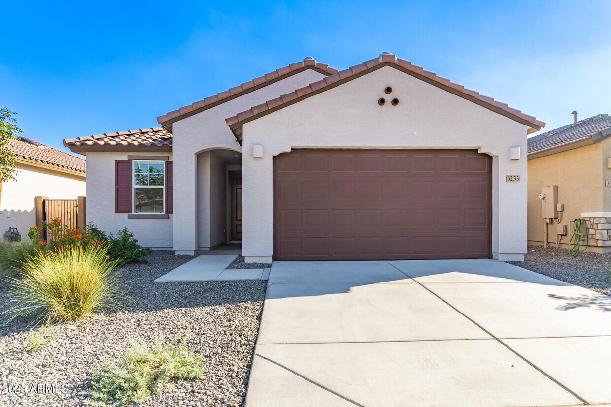 Primary Photo - 3233 Juniper Cyn Dr