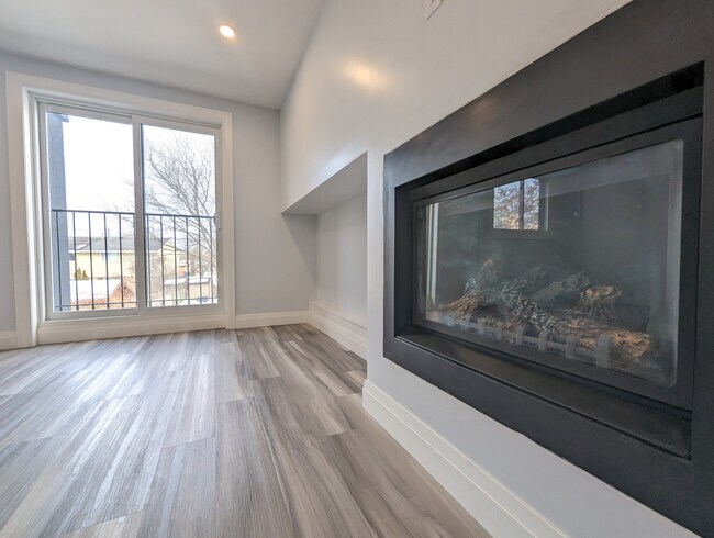 Photo du bâtiment - One Bedroom Unit For Rent On Strasburg