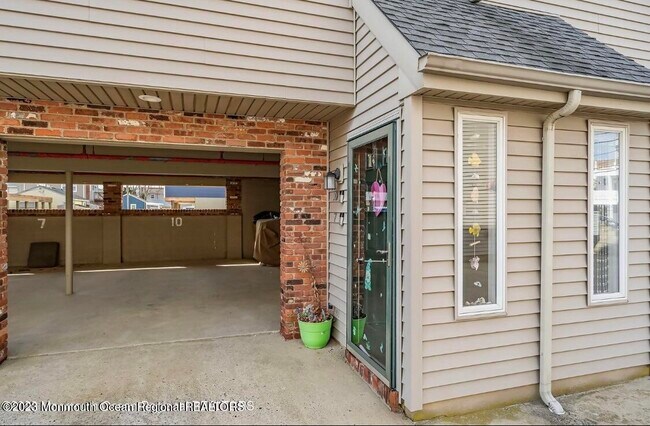 Building Photo - 131 Hiering Ave