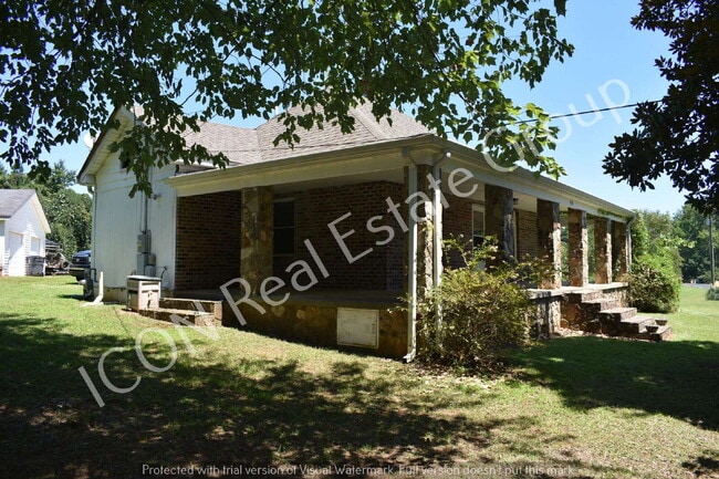 Foto del edificio - 1/1 home with detached garage