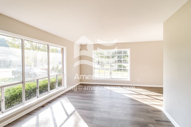 Building Photo - 300 Spillers St