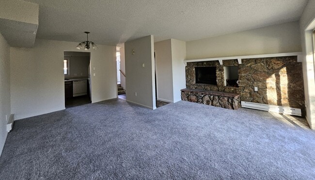$1395/month 2 bed/1.5 bath with garage - 1935 Edwards Dr