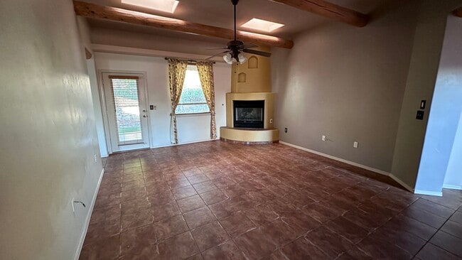 Building Photo - Beautiful 3 Bedroom 2 Bathroom with Low Ma...