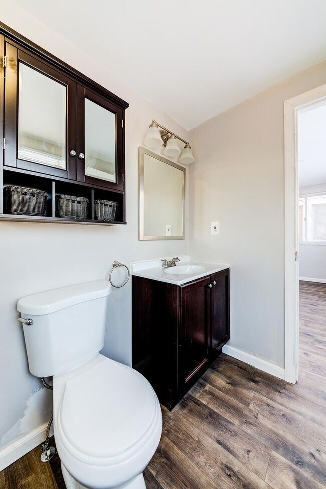Foto del edificio - SCORE 50% OFF 1ST MONTH'S RENT IF SIGNED BY JUNE 19! Stunning 3 bedroom home in Brookline availab...