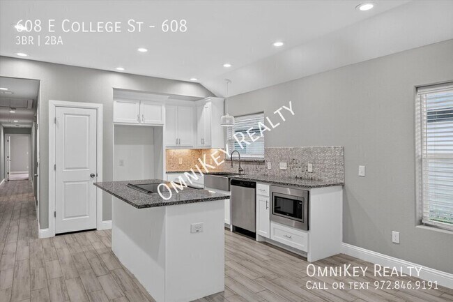 Foto del edificio - 608 E College St