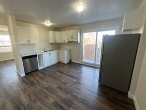 Building Photo - 225 Queen St