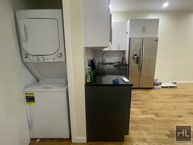 Building Photo - Rogers Avenue 3 Bedroom, 2 bathroom