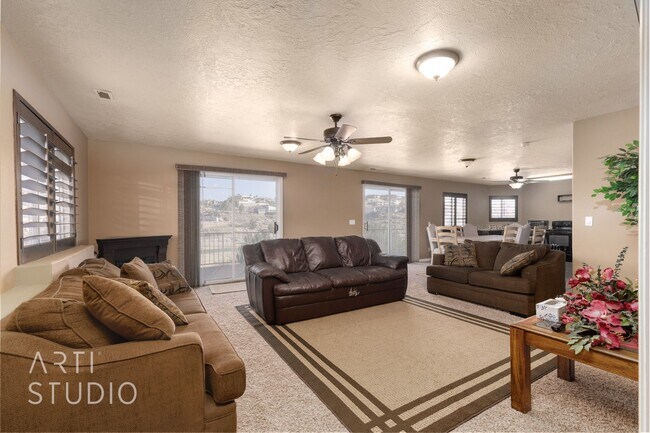 Foto del edificio - Spacious 3-Bedroom Walk-Out Basement Apartment in Desirable Bloomington Hills