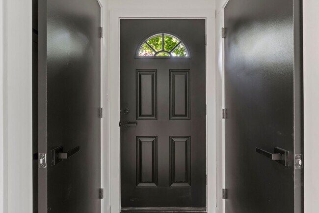 Foto del edificio - READY FOR MOVE IN! Don't miss this STUNNING, FULLY RENOVATED 3 bedroom in McKeesport!