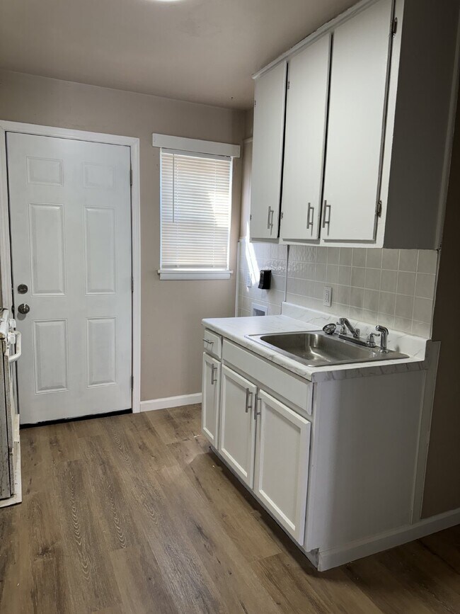 Building Photo - 2 Bedroom, 1 Bathroom apartment with stack...