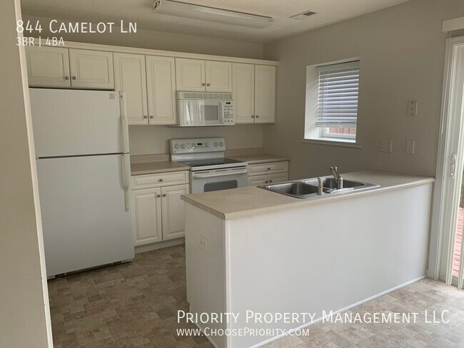 Building Photo - 844 Camelot Ln