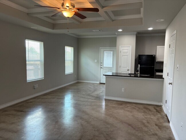 Building Photo - Beautiful town home located on the Northea...