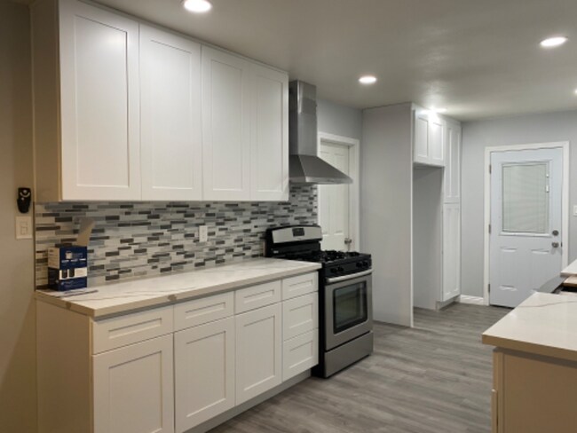 Building Photo - 10534 Roseton Ave