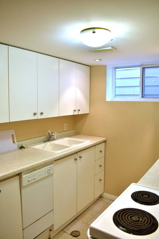 Photo du bâtiment - 1 Bedroom with Parking Near West Mountain