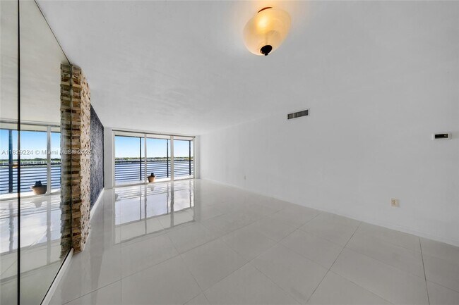 Building Photo - 1175 NE Miami Gardens Dr