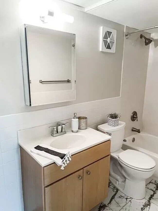 Foto del edificio - 7055 Hampton Ave